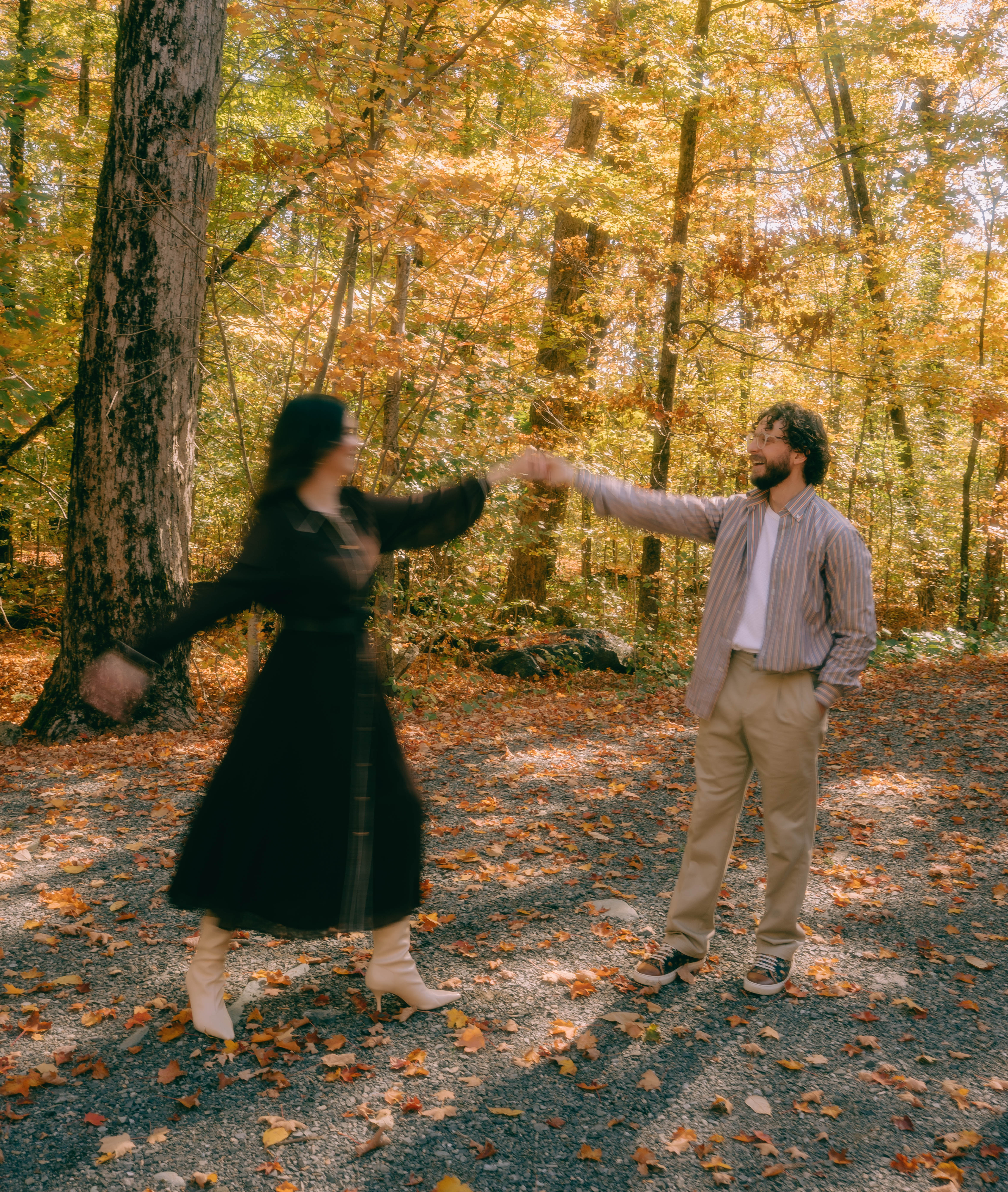 Sébastien and Melissa standing together in nature